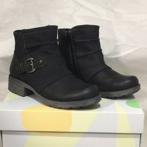 Earth origins Randi Rona black leather ankle boot
